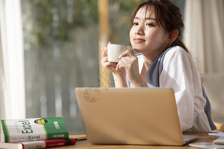 资格考试居家办公喝咖啡的年轻女子背景