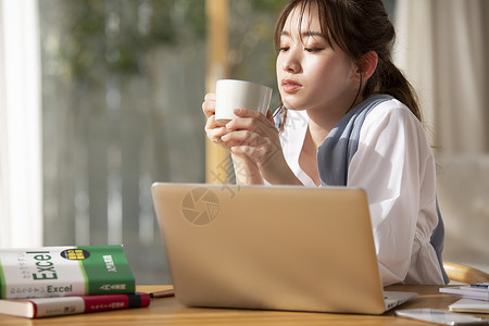 资格考试喝咖啡的年轻女子背景