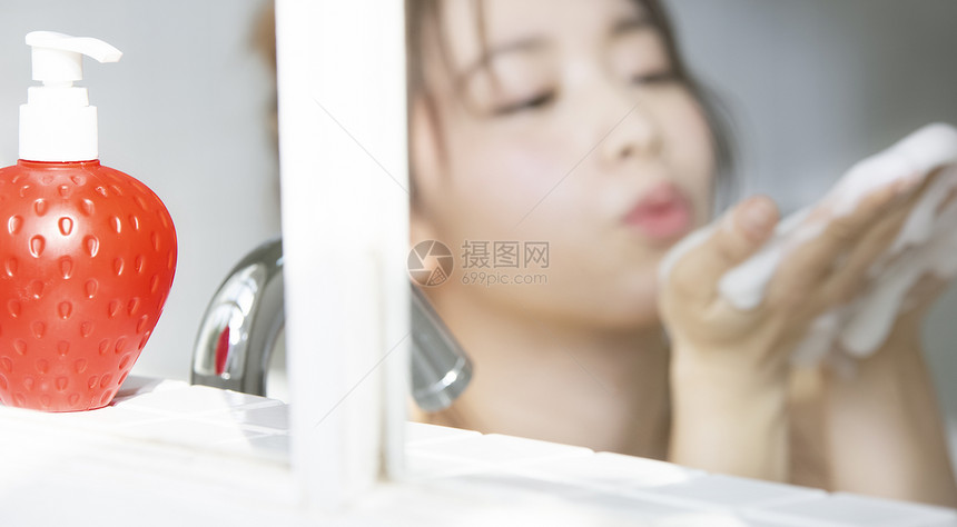 年轻女子洗泡泡浴图片
