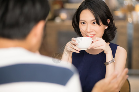 咖啡馆约会交谈喝咖啡的年轻女子图片