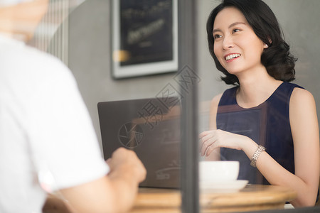 咖啡馆约会交谈的商务女性图片