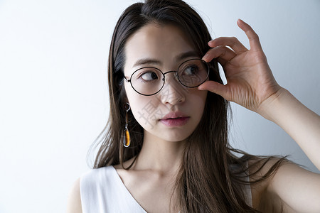 戴眼镜的年轻女性图片