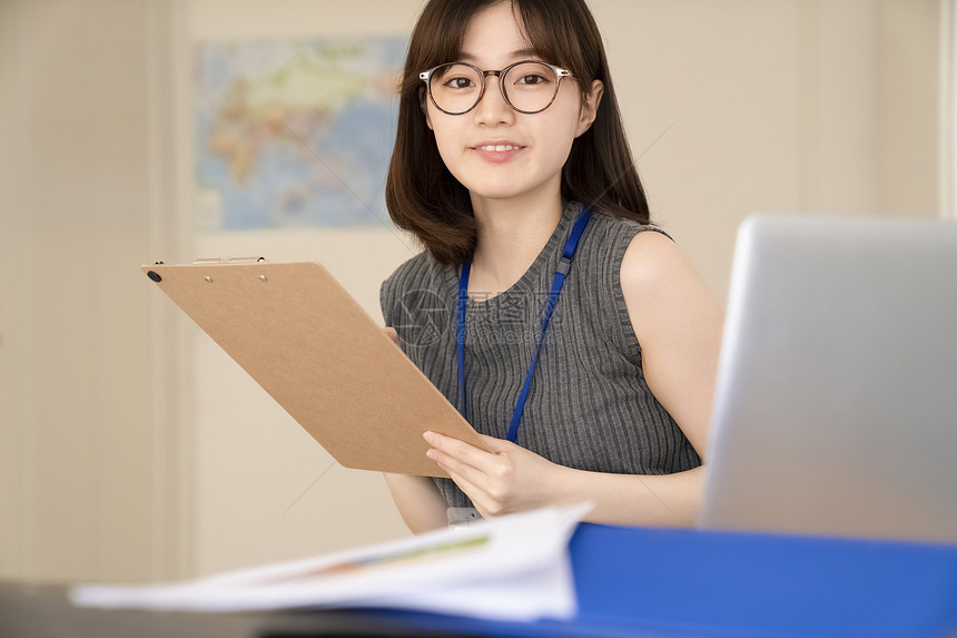 办公室工作的年轻女子图片