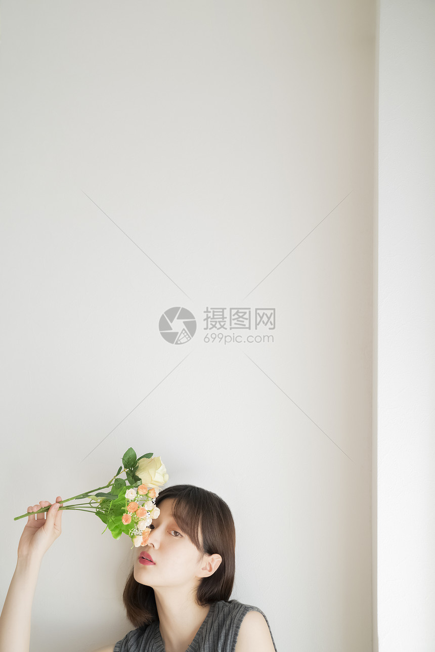 花与少女图片