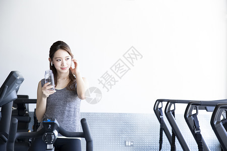 健身房美女喝水图片