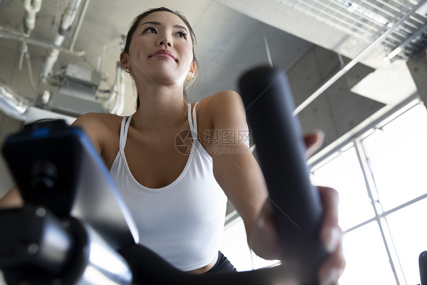 健身房锻炼身体的青年女子图片