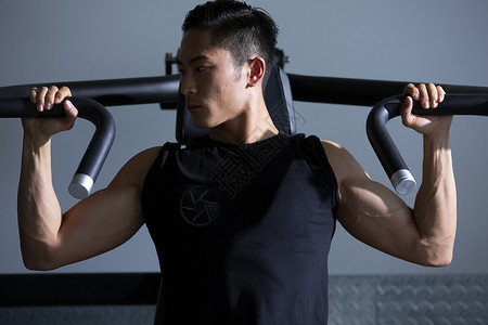 健身房锻炼肌肉的男性图片