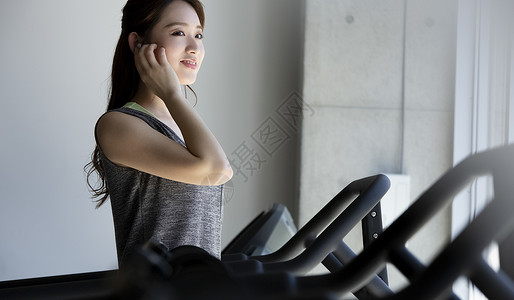 健身房锻炼的人图片
