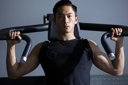 健身房训练的运动男性图片