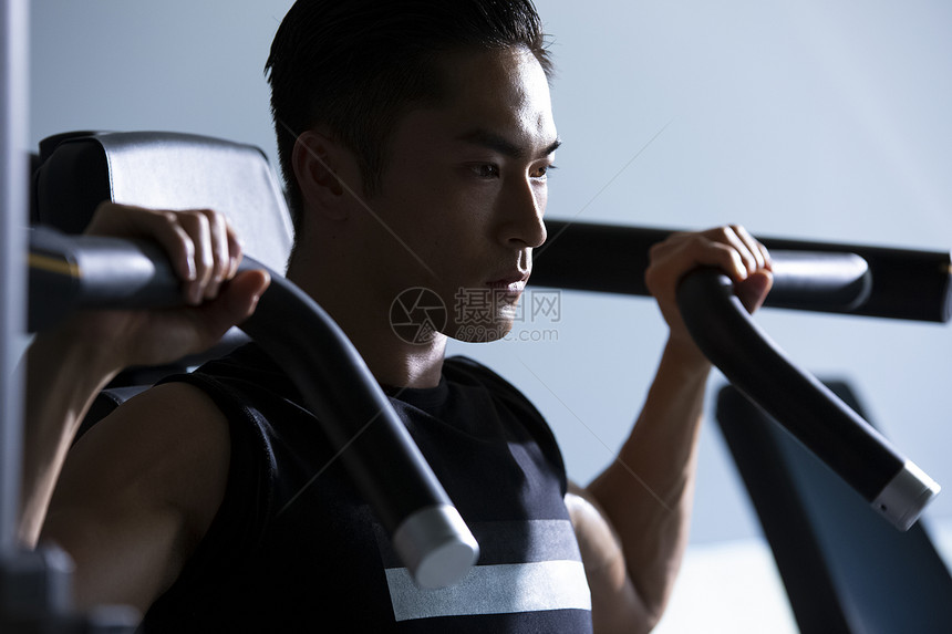 健身房训练的运动男性图片
