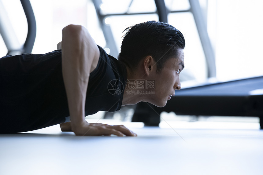 健身房锻炼的运动男性图片