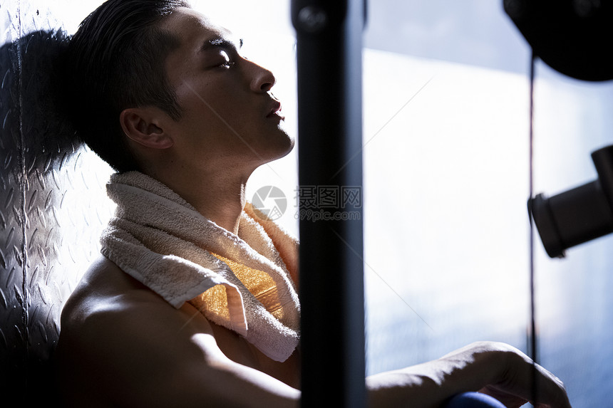 健身房休息的运动男性图片