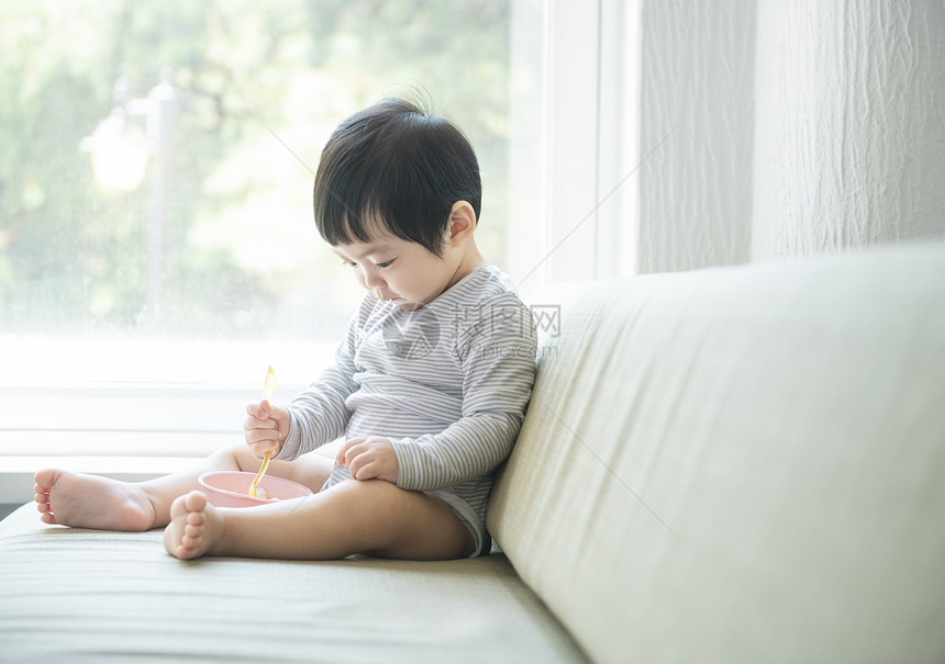 在家照顾小宝贝的年轻妈妈图片