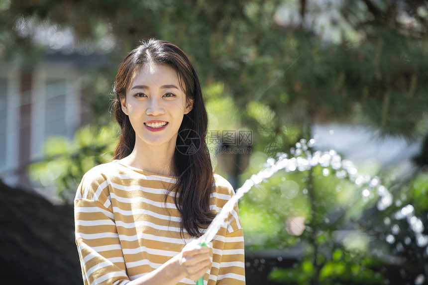 在家照顾小宝贝的年轻妈妈图片