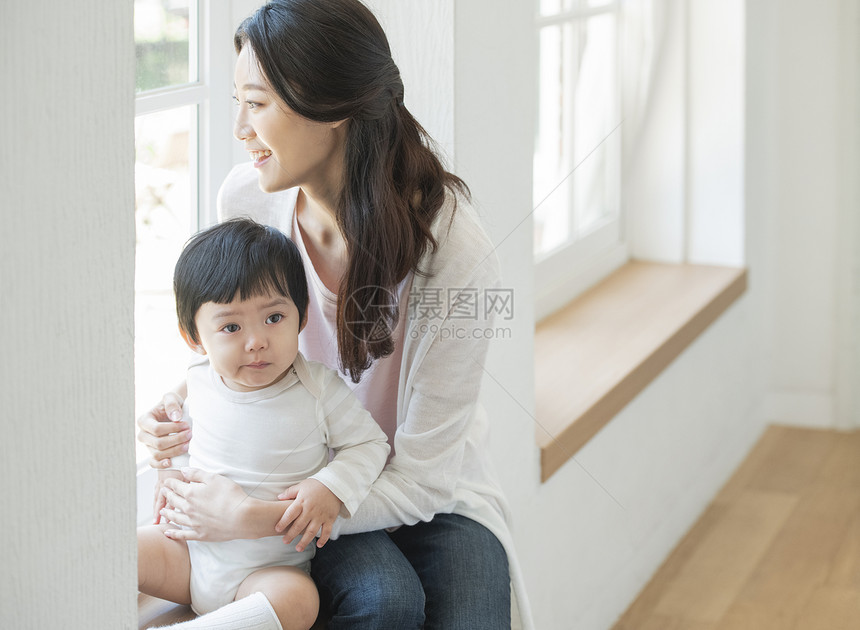 在家照顾小宝贝的年轻妈妈图片