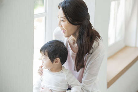 居家的小宝贝和年轻妈妈背景图片