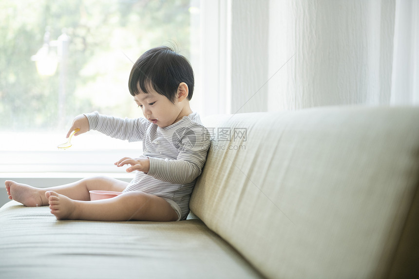 居家的小宝贝和年轻妈妈图片