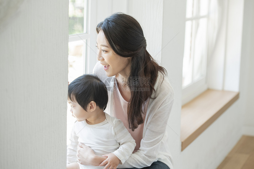 居家的小宝贝和年轻妈妈图片