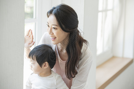 居家的小宝贝和年轻妈妈图片