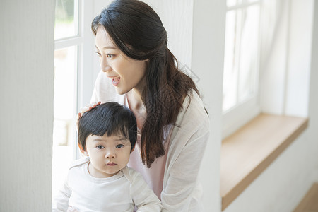 居家的可爱小朋友和年轻妈妈背景图片