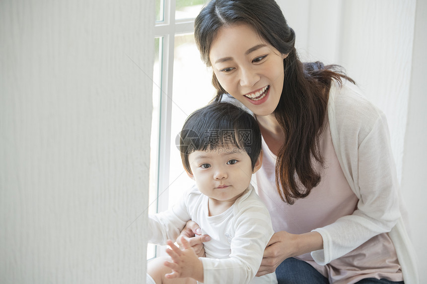 居家的可爱小朋友和年轻妈妈图片