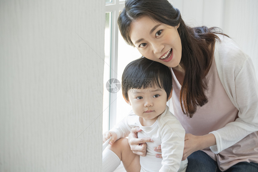 居家的可爱小朋友和年轻妈妈图片