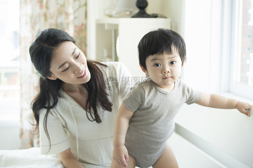 居家的可爱小朋友和年轻妈妈图片