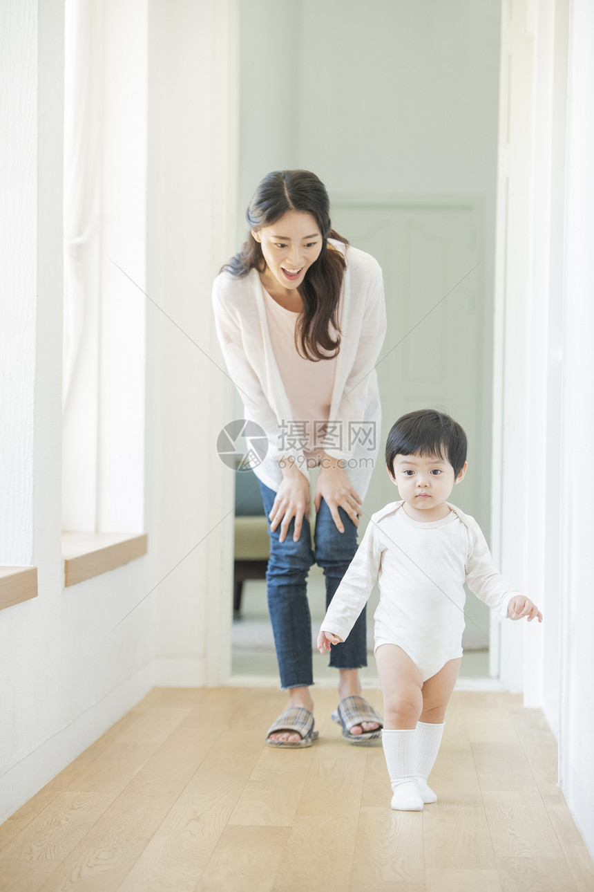 居家的可爱小朋友和年轻妈妈图片