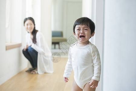 妈妈在陪孩子学走路图片