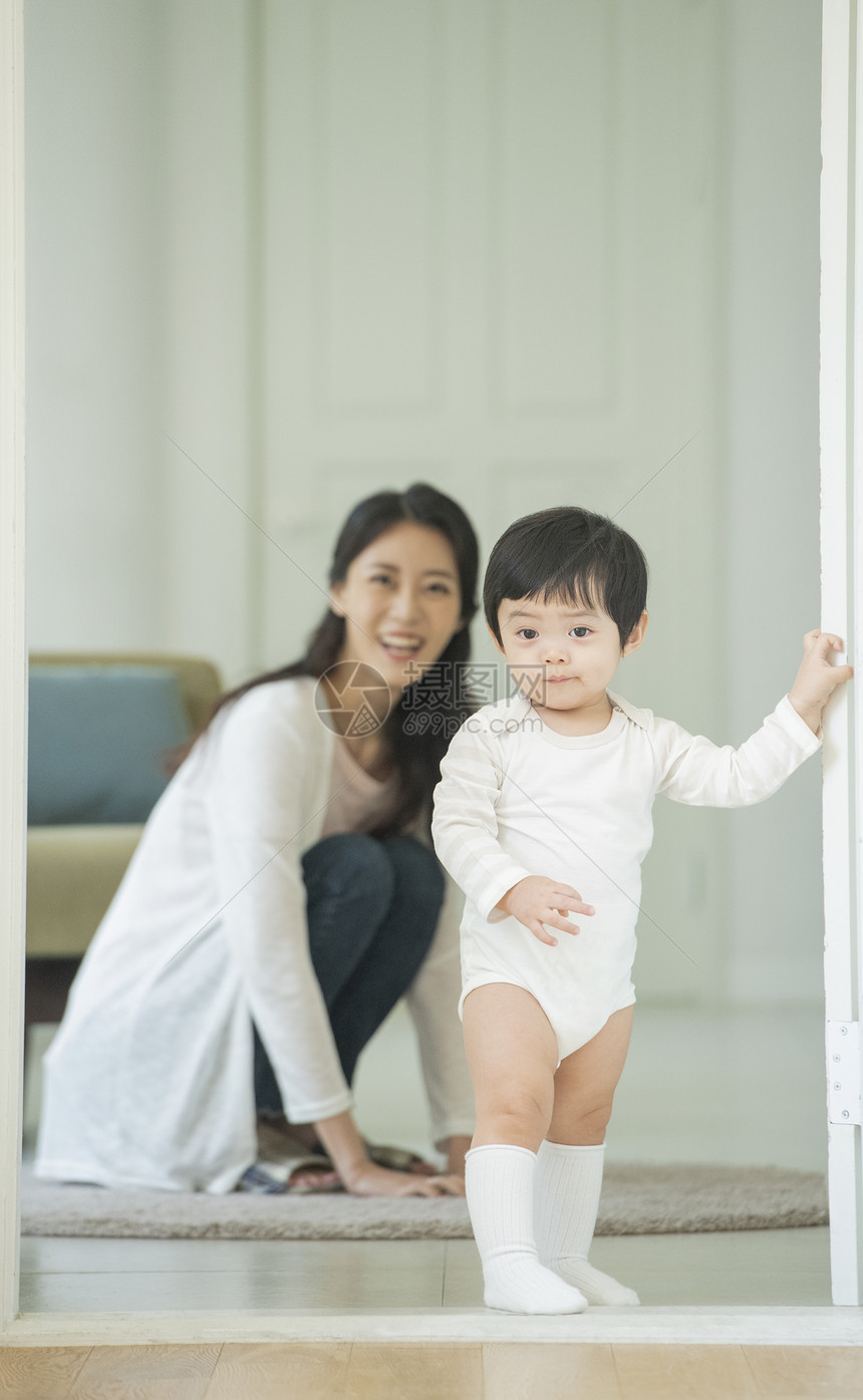 妈妈在陪孩子学走路图片