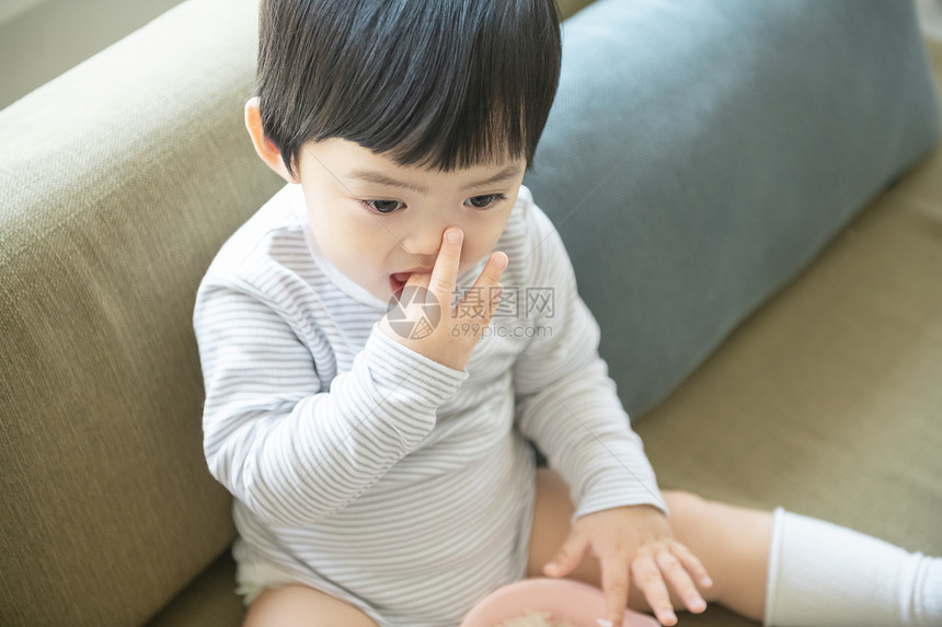 小男孩吃手指图片