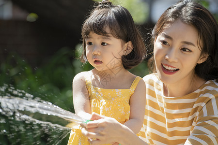 夏天户外玩水的母女俩图片