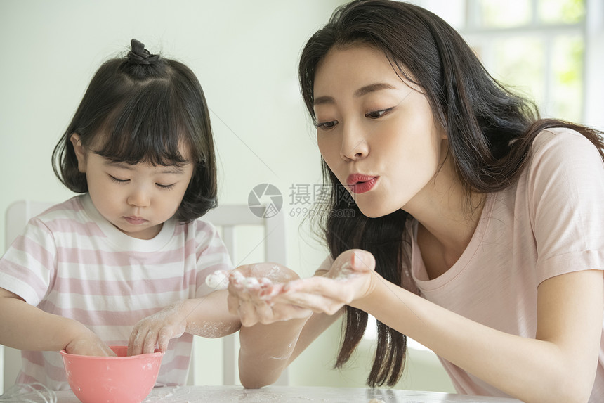 厨房制作面团开心的母女图片