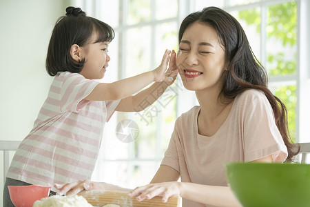 妈妈和女儿一起制作面团玩耍图片