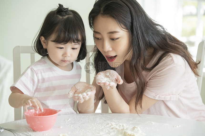 妈妈和女儿一起制作面团图片