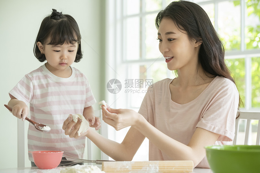 妈妈和女儿一起制作面团图片