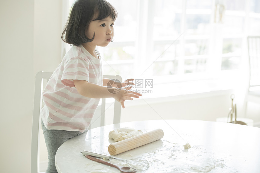 厨房里可爱的小女孩图片