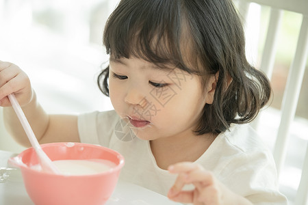小女孩独自喝酸奶图片