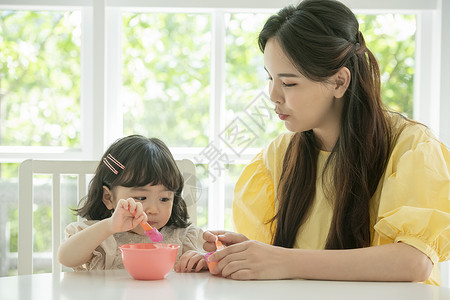 陪着女儿喝酸奶的母亲图片