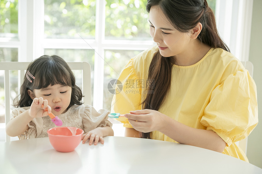 陪着女儿喝酸奶的母亲图片