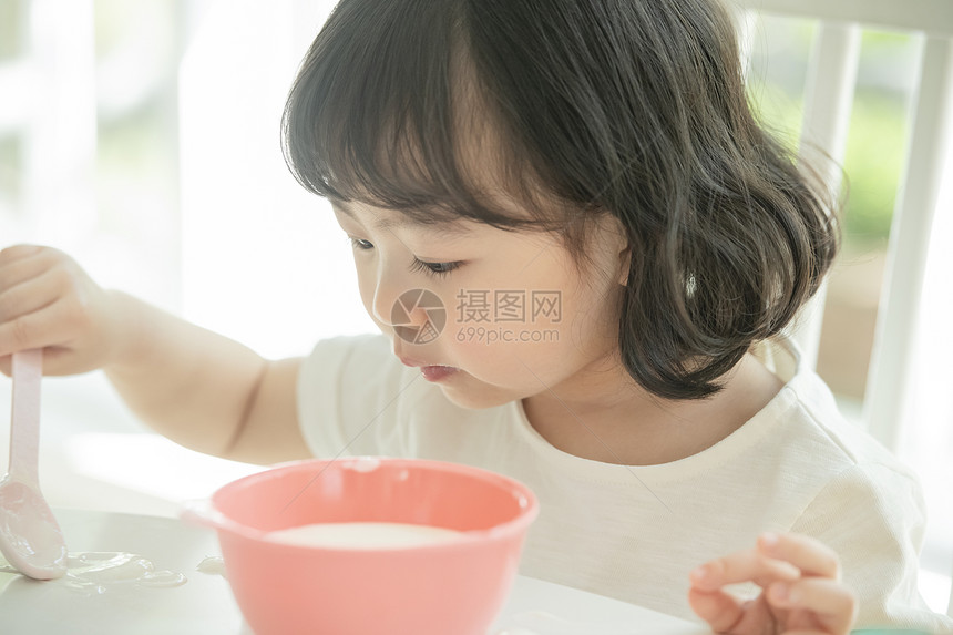 喝酸奶的小女孩图片