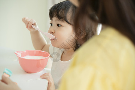 喝酸奶的小女孩图片