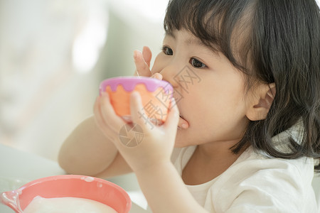 瓦因营养幸福家庭女人女孩独自喝酸奶的小女孩图片