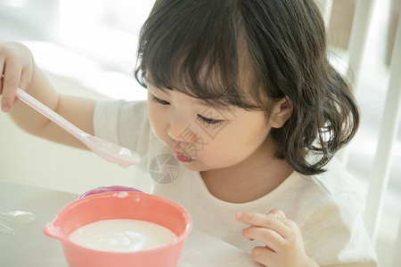 独自喝酸奶的小女孩图片