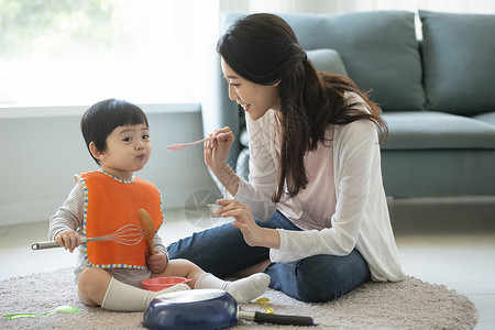 客厅喂孩子的母亲图片