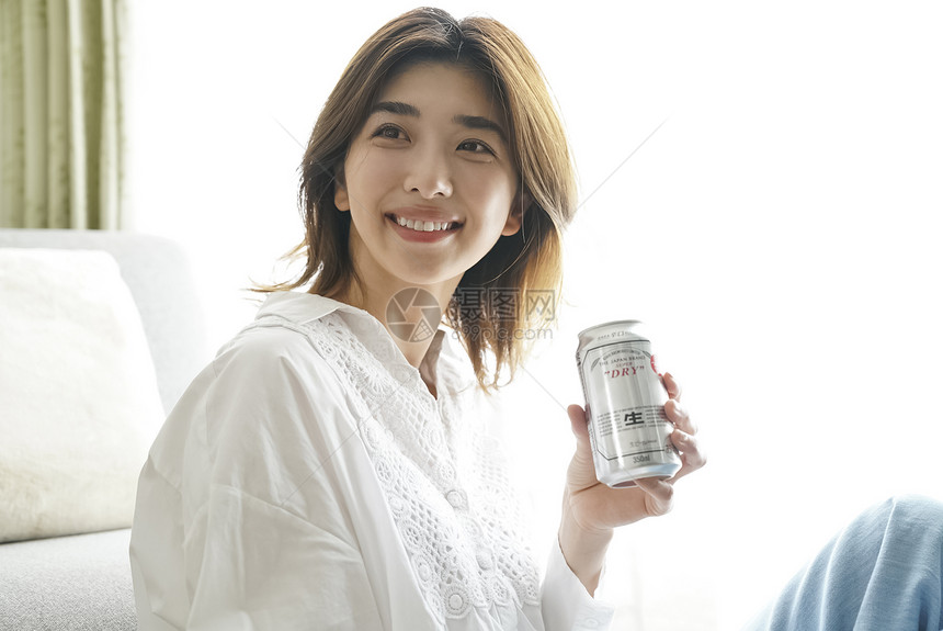 独自居家拿着啤酒的女青年图片