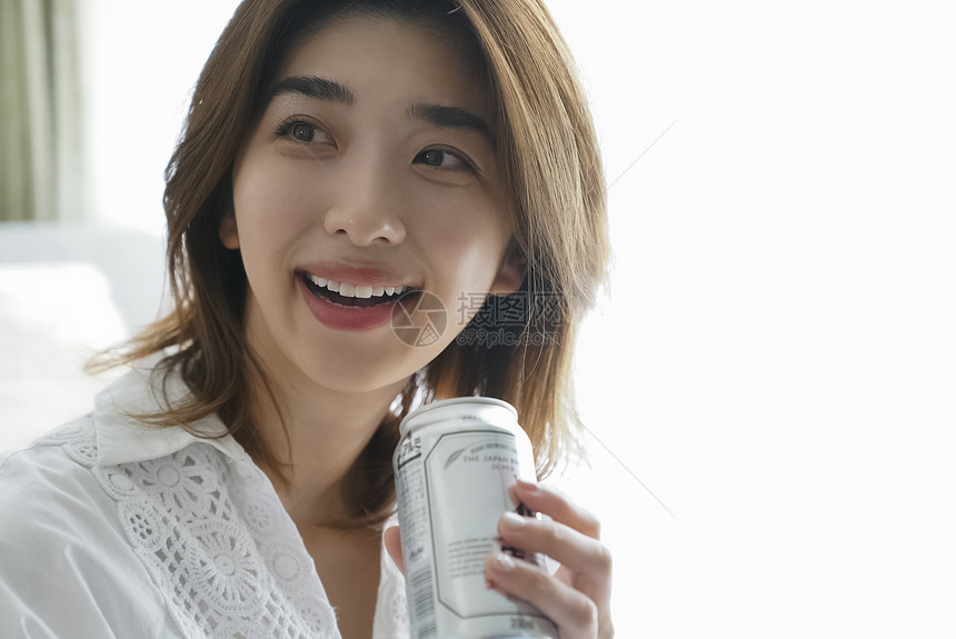 独自居家拿着啤酒的女青年图片