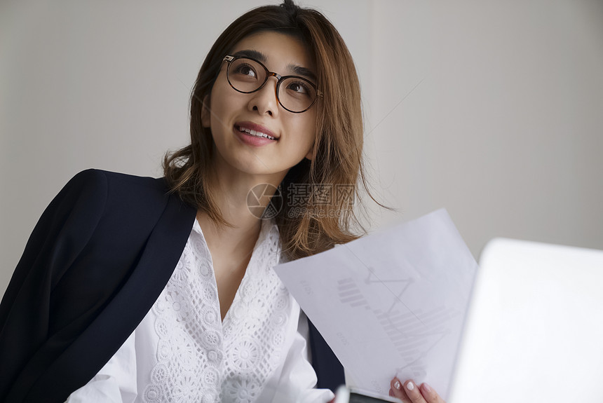 拿着文件资料的商务女性图片