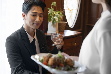 餐厅用餐的商务男性图片
