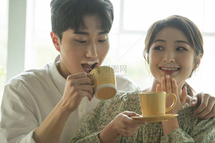 喝咖啡的年轻情侣图片